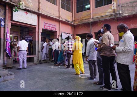 Les Indiens qui attendent de recevoir la dose du vaccin contre le coronavirus COVID-19 dans un centre de vaccination à Ajmer, Rajasthan, Inde, le 08 juillet 2021. (Photo par Himanshu Sharma/NurPhoto) Banque D'Images