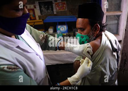 Un travailleur de la santé inocule les personnes qui ont reçu une dose du vaccin Covid-19 du coronavirus dans un centre de vaccination à Ajmer, Rajasthan, Inde, le 08 juillet 2021. (Photo par Himanshu Sharma/NurPhoto) Banque D'Images