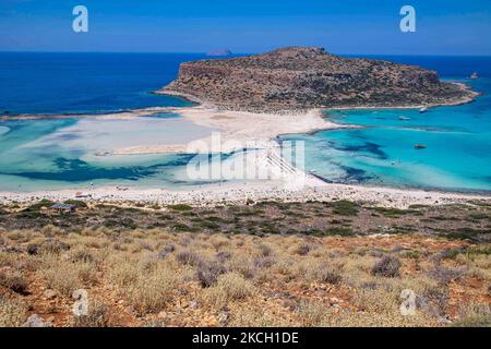 Vue panoramique sur la plage de Balos, l'incroyable lagon avec les eaux turquoise exotiques et tropicales de la mer Méditerranée est situé dans la région de Chania, sur l'île de Crète. Balos est l'une des plages les plus visitées de Crète et est populaire auprès des visiteurs du monde entier. L'eau cristalline, le lagon, les montagnes rocheuses escarpées, un bar de plage fournissant des parasols et l'ombre avec des boissons et une île pirate sont situés dans la même région qui est accessible par une randonnée de 20 minutes ou bateau. La Grèce tente de stimuler son tourisme et de donner des privilèges pour se faire vacciner contre la pandémie internationale du coronavirus Covid-19 Banque D'Images