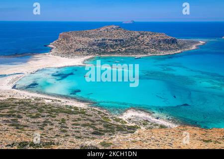 Vue panoramique sur la plage de Balos, l'incroyable lagon avec les eaux turquoise exotiques et tropicales de la mer Méditerranée est situé dans la région de Chania, sur l'île de Crète. Balos est l'une des plages les plus visitées de Crète et est populaire auprès des visiteurs du monde entier. L'eau cristalline, le lagon, les montagnes rocheuses escarpées, un bar de plage fournissant des parasols et l'ombre avec des boissons et une île pirate sont situés dans la même région qui est accessible par une randonnée de 20 minutes ou bateau. La Grèce tente de stimuler son tourisme et de donner des privilèges pour se faire vacciner contre la pandémie internationale du coronavirus Covid-19 Banque D'Images