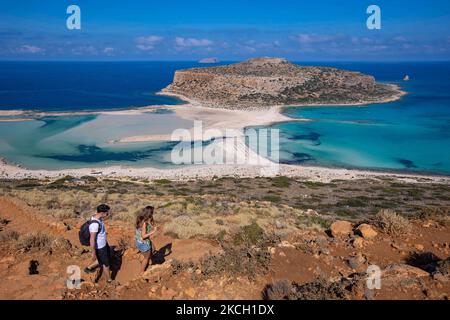 Vue panoramique sur la plage de Balos, l'incroyable lagon avec les eaux turquoise exotiques et tropicales de la mer Méditerranée est situé dans la région de Chania, sur l'île de Crète. Balos est l'une des plages les plus visitées de Crète et est populaire auprès des visiteurs du monde entier. L'eau cristalline, le lagon, les montagnes rocheuses escarpées, un bar de plage fournissant des parasols et l'ombre avec des boissons et une île pirate sont situés dans la même région qui est accessible par une randonnée de 20 minutes ou bateau. La Grèce tente de stimuler son tourisme et de donner des privilèges pour se faire vacciner contre la pandémie internationale du coronavirus Covid-19 Banque D'Images