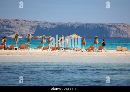 Vue panoramique sur la plage de Balos, l'incroyable lagon avec les eaux turquoise exotiques et tropicales de la mer Méditerranée est situé dans la région de Chania, sur l'île de Crète. Balos est l'une des plages les plus visitées de Crète et est populaire auprès des visiteurs du monde entier. L'eau cristalline, le lagon, les montagnes rocheuses escarpées, un bar de plage fournissant des parasols et l'ombre avec des boissons et une île pirate sont situés dans la même région qui est accessible par une randonnée de 20 minutes ou bateau. La Grèce tente de stimuler son tourisme et de donner des privilèges pour se faire vacciner contre la pandémie internationale du coronavirus Covid-19 Banque D'Images