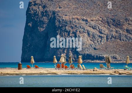 Vue panoramique sur la plage de Balos, l'incroyable lagon avec les eaux turquoise exotiques et tropicales de la mer Méditerranée est situé dans la région de Chania, sur l'île de Crète. Balos est l'une des plages les plus visitées de Crète et est populaire auprès des visiteurs du monde entier. L'eau cristalline, le lagon, les montagnes rocheuses escarpées, un bar de plage fournissant des parasols et l'ombre avec des boissons et une île pirate sont situés dans la même région qui est accessible par une randonnée de 20 minutes ou bateau. La Grèce tente de stimuler son tourisme et de donner des privilèges pour se faire vacciner contre la pandémie internationale du coronavirus Covid-19 Banque D'Images