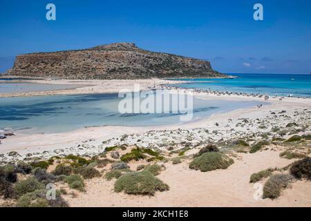 Vue panoramique sur la plage de Balos, l'incroyable lagon avec les eaux turquoise exotiques et tropicales de la mer Méditerranée est situé dans la région de Chania, sur l'île de Crète. Balos est l'une des plages les plus visitées de Crète et est populaire auprès des visiteurs du monde entier. L'eau cristalline, le lagon, les montagnes rocheuses escarpées, un bar de plage fournissant des parasols et l'ombre avec des boissons et une île pirate sont situés dans la même région qui est accessible par une randonnée de 20 minutes ou bateau. La Grèce tente de stimuler son tourisme et de donner des privilèges pour se faire vacciner contre la pandémie internationale du coronavirus Covid-19 Banque D'Images