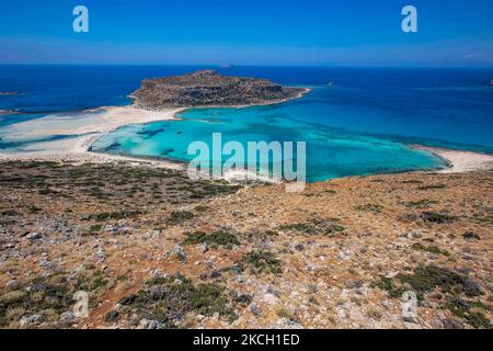 Vue panoramique sur la plage de Balos, l'incroyable lagon avec les eaux turquoise exotiques et tropicales de la mer Méditerranée est situé dans la région de Chania, sur l'île de Crète. Balos est l'une des plages les plus visitées de Crète et est populaire auprès des visiteurs du monde entier. L'eau cristalline, le lagon, les montagnes rocheuses escarpées, un bar de plage fournissant des parasols et l'ombre avec des boissons et une île pirate sont situés dans la même région qui est accessible par une randonnée de 20 minutes ou bateau. La Grèce tente de stimuler son tourisme et de donner des privilèges pour se faire vacciner contre la pandémie internationale du coronavirus Covid-19 Banque D'Images