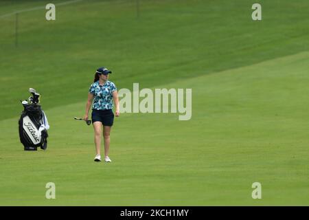 Leona Maguire of Ireland tees marche sur le 10th trous lors de la première partie du Marathon LPGA Classic présenté par le tournoi de golf Dana au Highland Meadows Golf Club à Sylvania, Ohio, Etats-Unis, jeudi, 8 juillet 2021. (Photo de Jorge Lemus/NurPhoto) Banque D'Images