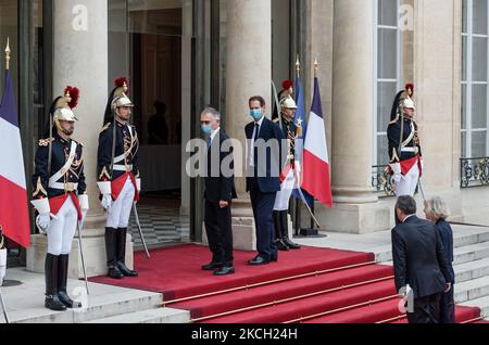 FRANCE – ITALIE – PARIS – PRÉSIDENT – MATTARELLA – MACRON – POLITIQUE – Fiat Chrysler automobiles (FCA) Président John Elkann (L) et Président du Directoire du groupe PSA et PDG de Stellantis Carlos Tavares (R) arrivent pour dîner d'État avec le Président italien Sergio Mattarella et sa fille Laura Mattarella et le président français Emmanuel Macron et son épouse Brigitte Macron à l'Elysée à Paris, sur 5 juillet 2021 (photo de Daniel Pier/NurPhoto) Banque D'Images