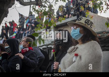 Les gens font leurs adieux à Luisa Toledo au milieu des funérailles de Luisa Toledo Sepulveda, mère des frères Rafael(18) et Eduardo Vergara Toledo(19). Assassiné par la police des carabineros de Chili, pendant la dictature civilo-militaire d'Augusto Pinochet. Elle a consacré sa vie à lutter pour la justice pour ses enfants. Pour cette raison, elle est populairement considérée comme la mère du peuple qui combat et de tous les jeunes combattants. Sur 7 juillet 2021 à Santiago du Chili. (Photo de Claudio Abarca Sandoval/NurPhoto) Banque D'Images