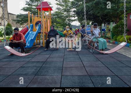 Les gens attendent de s'inscrire au vaccin Sinovac COVID-19 fabriqué par Biofarma lors d'une campagne de vaccination contre le COVID-19 à Jakarta le 9 juillet 2021. Le gouverneur adjoint de Jakarta, Ahmad Riza Patria, a déclaré que la ville avait administré un total de 7 106 816 doses du vaccin COVID-19 à compter de vendredi, au 9 juillet. Il a dit que les doses comprennent celles données comme premier et deuxième coups. Pour atteindre cet objectif, le gouvernement provincial injecte pas moins de 100 000 doses de vaccin contre la COVID-19 par jour. (Photo par Afriadi Hikmal/NurPhoto) Banque D'Images