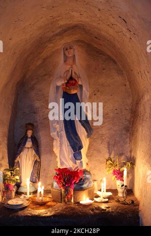 Des bougies brûlent le soir dans un sanctuaire illuminé de la Vierge Marie dans la ville de Hanga Roa sur l'île de Pâques, au Chili, sur 13 mars 2010. (Photo de Creative Touch Imaging Ltd./NurPhoto) Banque D'Images