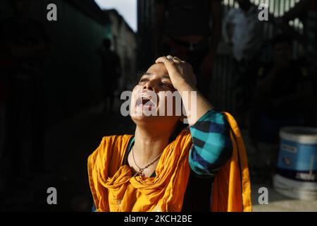 Des parents identifiés des victimes pleurent sur le site où un incendie a éclaté dans une usine nommée Hashem Foods Ltd. À Rupganj, dans le district de Narayanganj, à la périphérie de Dhaka, au Bangladesh, en 9 juillet 2021. Au moins 49 corps ont été récupérés dans l'usine alimentaire de six étages de Rupganj, à Naryanganj, ce qui a fait 52 morts. (Photo de Kazi Salahuddin Razu/NurPhoto) Banque D'Images