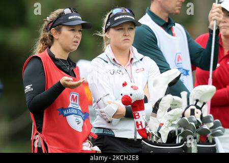 Brooke Henderson du Canada interagit avec son caddy et sa sœur Brittany Henderson au cours de la deuxième partie du Marathon LPGA Classic présenté par le tournoi de golf Dana au Highland Meadows Golf Club à Sylvania, Ohio, États-Unis, vendredi, 9 juillet 2021. (Photo de Jorge Lemus/NurPhoto) Banque D'Images