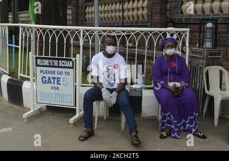 Les membres attendant leur tour de payer leur dernier respect pendant le mensonge-dans-état de feu le prophète Temitope Balogun Josué, fondateur de Synagogue Eglise de toutes les nations (SCOAN), achètent facemask à Ikotun, Lagos, Nigeria jeudi, 8 juillet 2021. Le fondateur de SCOAN, qui mourut 5 juin, sera enterré vendredi 9 juillet 2021 pendant une semaine d'enterrement. (/NurPhoto) Banque D'Images