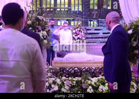 Les membres marchent à l'intérieur de l'église synagogue pour payer leur dernier respect pendant le mensonge-dans-état de feu le prophète Temitope Balogun Joshua, fondateur de l'église synagogue de toutes les nations (SCOAN), acheter facemask à Ikotun, Lagos, Nigeria jeudi, 8 juillet 2021. Le fondateur de SCOAN, qui mourut 5 juin, sera enterré vendredi 9 juillet 2021 pendant une semaine d'enterrement. (/NurPhoto) Banque D'Images