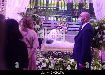 Les membres marchent à l'intérieur de l'église synagogue pour payer leur dernier respect pendant le mensonge-dans-état de feu le prophète Temitope Balogun Joshua, fondateur de l'église synagogue de toutes les nations (SCOAN), acheter facemask à Ikotun, Lagos, Nigeria jeudi, 8 juillet 2021. Le fondateur de SCOAN, qui mourut 5 juin, sera enterré vendredi 9 juillet 2021 pendant une semaine d'enterrement. (/NurPhoto) Banque D'Images