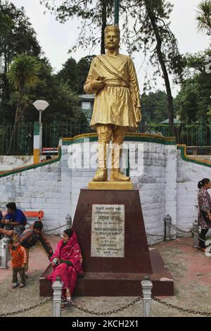 Statue du poète népalais Bhanubhakta Acharya sur la place Chowrasta à Darjeeling, Bengale-Occidental, Inde, sur 30 mai 2010. Bhanubhakta est considéré comme le premier poète à écrire en langue népalaise. (Photo de Creative Touch Imaging Ltd./NurPhoto) Banque D'Images