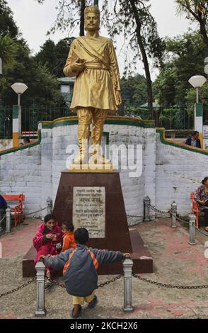 Statue du poète népalais Bhanubhakta Acharya sur la place Chowrasta à Darjeeling, Bengale-Occidental, Inde, sur 30 mai 2010. Bhanubhakta est considéré comme le premier poète à écrire en langue népalaise. (Photo de Creative Touch Imaging Ltd./NurPhoto) Banque D'Images