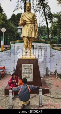 Statue du poète népalais Bhanubhakta Acharya sur la place Chowrasta à Darjeeling, Bengale-Occidental, Inde, sur 30 mai 2010. Bhanubhakta est considéré comme le premier poète à écrire en langue népalaise. (Photo de Creative Touch Imaging Ltd./NurPhoto) Banque D'Images