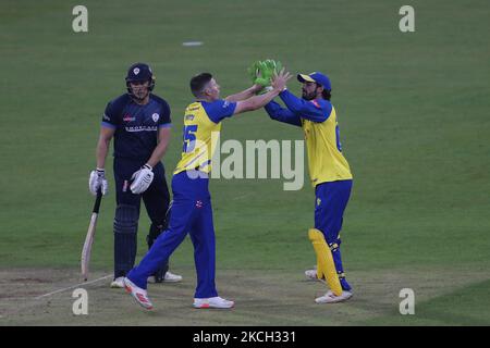 Le Matty Potts de Durham célèbre avec Ned Eckersley après avoir rejeté Harry de Derbyshire lors du match de Vitality Blast T20 entre le Durham County Cricket Club et le Derbyshire County Cricket Club à Emirates Riverside, Chester le Street, le vendredi 9th juillet 2021. (Photo de will Matthews/MI News/NurPhoto) Banque D'Images