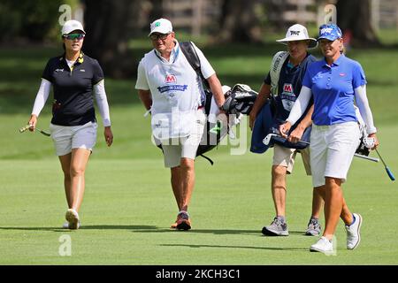 Bianca Pagdanganan, de la ville de Mandaluyong, aux Philippines, et Katherine Kirk, de Sunrise Beach, en Australie, s'approchent du vert de 11th avec leurs caddies lors de la troisième partie du tournoi de golf Classic LPGA au club de golf Highland Meadows à Sylvania, Ohio, États-Unis samedi, 10 juillet 2021. (Photo par Amy Lemus/NurPhoto) Banque D'Images