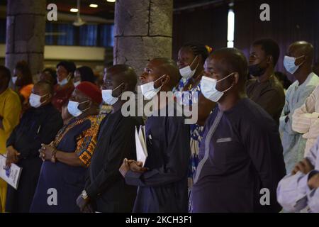 Les membres sobres comme la montre de l'écran l'abaissement à la tombe les restes du Prophète Temitope Balogun Joshua, fondateur de Synagogue Eglise de toutes les nations (SCOAN), pendant le service de pose au repos pour le Prophète à Ikotun-Egbe, Lagos, Nigeria vendredi, 9 juillet 2021. Le prophète Temitope Balogun Joshua, qui mourut 5 juin, fut enterré vendredi 9 juillet 2021 pendant une semaine d'inhumation. Photo d'Adekunle Ajayi (photo d'Adekunle Ajayi/NurPhoto) Banque D'Images