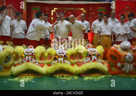 Les hommes se préparent à jouer la danse du lion pendant le nouvel an lunaire chinois à Markham, Ontario, Canada, on 31 janvier 2009. (Photo de Creative Touch Imaging Ltd./NurPhoto) Banque D'Images