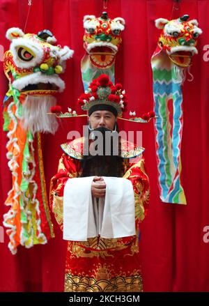 Homme habillé comme Cai Shen (le Dieu chinois de la prospérité) pendant la nouvelle année lunaire chinoise du tigre à Markham, Ontario, Canada, on 13 février 2010. (Photo de Creative Touch Imaging Ltd./NurPhoto) Banque D'Images