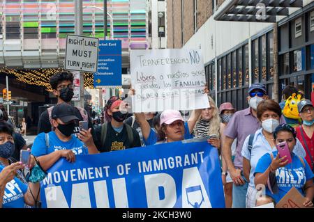 Les familles des personnes détenues par l'Immigration et les autorités douanières se rassemblent devant le bureau de terrain de l'I.C.E. de Philadelphie, au 114 North 8th Street, pour exiger que les détenus de l'I.C.E. actuellement détenus à la prison du comté de York soient libérés à leurs familles pendant qu'ils traitent de tout problème juridique restant sur leur immigration Statut, à Philadelphie, PA sur 9 juillet 2021. La prison du comté de York est le plus grand centre de détention d'immigration de Pennsylvanie et l'un des plus grands de la côte est. (Photo par Cory Clark/NurPhoto) Banque D'Images