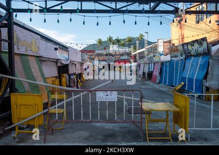 Fermeture d'entreprises à Patong, Phuket. La majorité des entreprises de Patong ont été forcées de fermer après que la Thaïlande ait fermé sa frontière à la suite de la pandémie de Covid-19. Alors que certains voyageurs ont commencé à arriver sur l'île après avoir satisfait aux exigences strictes d'entrée, l'île est encore sous le choc des ravages que la pandémie a infligés à l'industrie touristique. (Photo de Thomas de Cian/NurPhoto) Banque D'Images