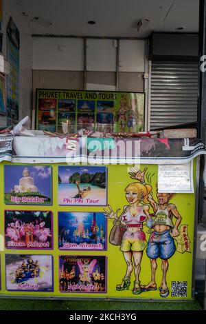 Fermeture d'entreprises à Patong, Phuket. La majorité des entreprises de Patong ont été forcées de fermer après que la Thaïlande ait fermé sa frontière à la suite de la pandémie de Covid-19. Alors que certains voyageurs ont commencé à arriver sur l'île après avoir satisfait aux exigences strictes d'entrée, l'île est encore sous le choc des ravages que la pandémie a infligés à l'industrie touristique. (Photo de Thomas de Cian/NurPhoto) Banque D'Images