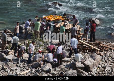 Les parents portent le corps d'un homme hindou népalais décédé pour la crémation par la rive du fleuve Rangit à Jorethang, Sikkim, Inde sur 12 novembre 2012. Selon la religion et les traditions hindoues, les morts doivent être incinérés et les cendres et les restes sont emportés dans les eaux saintes. (Photo de Creative Touch Imaging Ltd./NurPhoto) Banque D'Images