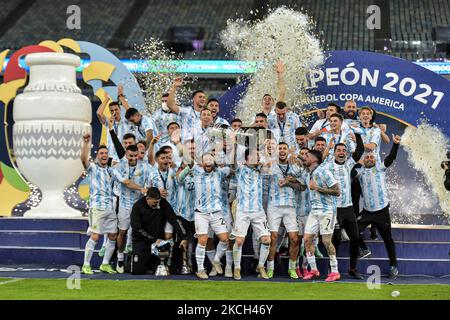 Les joueurs argentins célèbrent le titre de champion lors d'une cérémonie de remise des prix après leur victoire contre le Brésil dans un match au stade Maracana pour la décision du championnat Copa America 2021, ce samedi (10). (Photo de Thiago Ribeiro/NurPhoto) Banque D'Images