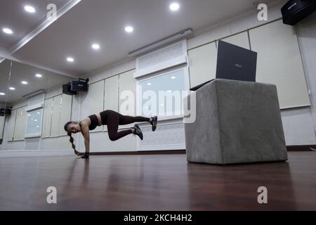 Un instructeur Zumba dirige un cours de fitness en groupe en direct sur Zoom dans un studio à Bogor, Indonésie, sur 11 juillet 2021. Zumba Fitness est un entraînement cardio sans arrêt qui combine pilates debout, boxe et danse. (Photo par Adriana Adie/NurPhoto) Banque D'Images