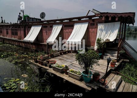 Un propriétaire vérifie le toit de sa Péniche dans le lac Nigeen à Srinagar Jammu-et-Cachemire Inde le 22 juillet 2021 (photo de Nasir Kachroo/NurPhoto) Banque D'Images