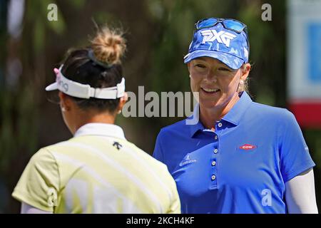 Katherine Kirk, de Sunrise Beach, en Australie, s'entretient avec Bianca Pagdanganan, de Mandaluyong City Philippines, lors du tee 12th lors de la troisième partie du tournoi de golf Classic LPGA au club de golf Highland Meadows à Sylvania, Ohio, États-Unis samedi, 10 juillet 2021. (Photo par Amy Lemus/NurPhoto) Banque D'Images