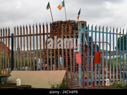 Un feu de joie avec tricolore irlandais à brûler préparé pour la nuit 11th sur Shankill Road à Belfast. Le feu de joie se compose de palettes collectées par les Loyalistes pour marquer l'ouverture de la parade orange annuelle sur 12 juillet. Le défilé célèbre la victoire du roi protestant Guillaume d'Orange sur le roi catholique Jacques II à la bataille de Boyne en 1690. Le dimanche 11 juillet 2021, à Belfast, comté d'Antrim, Irlande du Nord (photo d'Artur Widak/NurPhoto) Banque D'Images