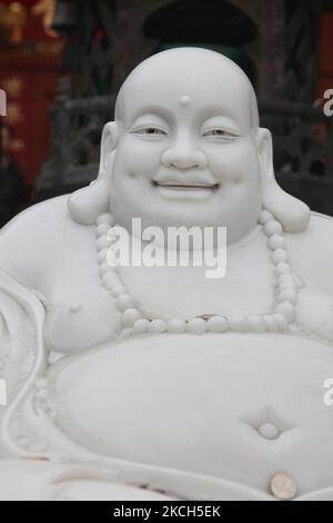 Grande sculpture en marbre d'un Bouddha riant à l'extérieur d'un monastère bouddhiste chinois à Toronto, Ontario, Canada, on 05 février 2011. (Photo de Creative Touch Imaging Ltd./NurPhoto) Banque D'Images