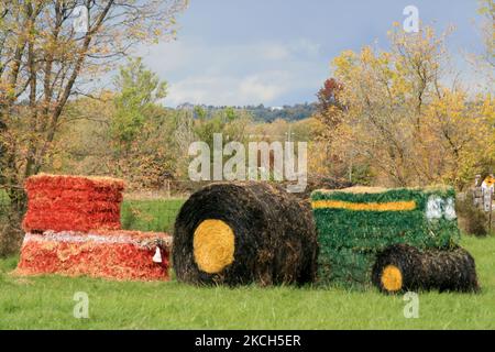 Balles de foin formées et peintes pour ressembler à un tracteur lors d'une foire de campagne en Ontario, au Canada, sur 05 octobre 2008. (Photo de Creative Touch Imaging Ltd./NurPhoto) Banque D'Images