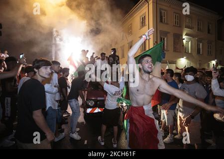 Les fans italiens célèbrent dans les rues de Pise, Italie, sur 11 juillet 2021. L'Italie a remporté le Championnat d'Europe de l'UEFA pour la première fois depuis 1968, le gardien de but Gianluigi Donnarumma ayant gagné deux sanctions en Angleterre. Les deux parties avaient lutté dimanche contre un tirage de 1-1 heures supplémentaires à Wembley. (Photo par Enrico Mattia Del Punta/NurPhoto) Banque D'Images