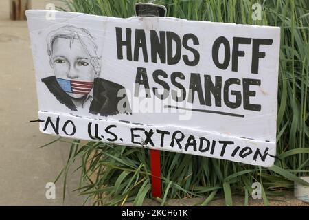 Signe comme des Canadiens protestent contre l'extradition aux États-Unis du fondateur de WikiLeaks, Julian Assange, au consulat américain de Toronto, au Canada, en Ontario, 01 juin 2019. (Photo de Creative Touch Imaging Ltd./NurPhoto) Banque D'Images