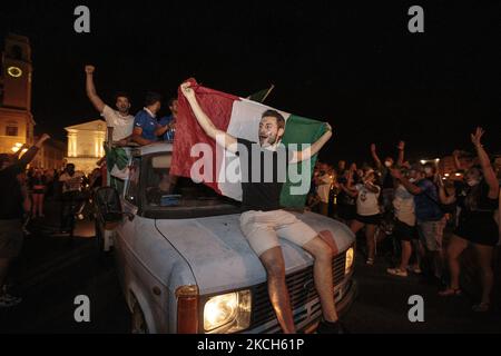 Les fans italiens célèbrent dans les rues de Pise, Italie, sur 11 juillet 2021. L'Italie a remporté le Championnat d'Europe de l'UEFA pour la première fois depuis 1968, le gardien de but Gianluigi Donnarumma ayant gagné deux sanctions en Angleterre. Les deux parties avaient lutté dimanche contre un tirage de 1-1 heures supplémentaires à Wembley. (Photo par Enrico Mattia Del Punta/NurPhoto) Banque D'Images