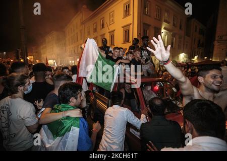 Les fans italiens célèbrent dans les rues de Pise, Italie, sur 11 juillet 2021. L'Italie a remporté le Championnat d'Europe de l'UEFA pour la première fois depuis 1968, le gardien de but Gianluigi Donnarumma ayant gagné deux sanctions en Angleterre. Les deux parties avaient lutté dimanche contre un tirage de 1-1 heures supplémentaires à Wembley. (Photo par Enrico Mattia Del Punta/NurPhoto) Banque D'Images