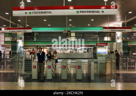 Les navetteurs passent par des tourniquets dans la nouvelle station de métro Los Dominicos à Los Dominicos, au Chili, sur 12 mars 2010. (Photo de Creative Touch Imaging Ltd./NurPhoto) Banque D'Images