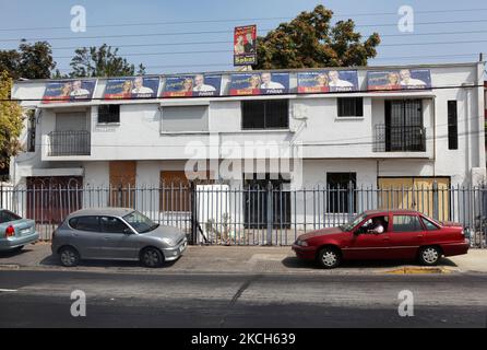 Des affiches électorales sont accrochées à l'extérieur d'un bureau de campagne politique pendant l'élection chilienne portant les visages de Sebastian Pinera et Marcela Sabat à Santiago, au Chili, sur 12 mars 2010. (Photo de Creative Touch Imaging Ltd./NurPhoto) Banque D'Images