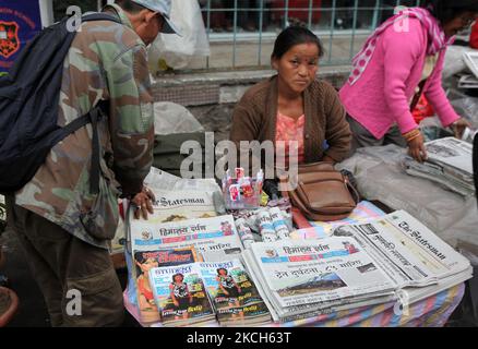 Une hindouiste vend des journaux locaux dans un kiosque à journaux situé sur le bord de la route à Darjeeling, dans le Bengale occidental, en Inde, sur 29 mai 2010. (Photo de Creative Touch Imaging Ltd./NurPhoto) Banque D'Images