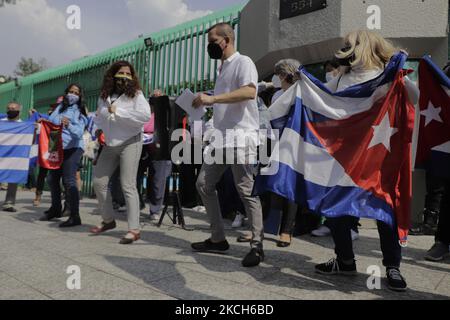 Des membres du mouvement mexicain de solidarité avec Cuba et les Cubains résidant au Mexique, ont manifesté devant l'ambassade de Cuba à Mexico, Dans le rejet de la campagne par les réseaux sociaux réalisés à partir de Miami par des groupes d'opposition qui ont l'intention de faire des appels à la subversion interne sur l'île et de demander la prétendue intervention humanitaire à Cuba en raison de l'augmentation des cas de COVID-19. (Photo de Gerardo Vieyra/NurPhoto) Banque D'Images