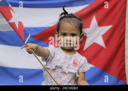 Une fille appartenant au mouvement mexicain de solidarité avec Cuba et les Cubains résidant au Mexique, Démontrés à l'extérieur de l'ambassade de Cuba à Mexico dans le rejet de la campagne menée par les réseaux sociaux de Miami par des groupes d'opposition qui cherchent à appeler à une subversion interne sur l'île et à demander une intervention humanitaire présumée à Cuba en raison de l'augmentation des cas de COVID-19. (Photo de Gerardo Vieyra/NurPhoto) Banque D'Images