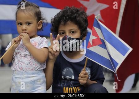 Une fille et un garçon appartenant au mouvement mexicain de solidarité avec Cuba et les Cubains résidant au Mexique, Démontrés à l'extérieur de l'ambassade de Cuba à Mexico dans le rejet de la campagne menée par les réseaux sociaux de Miami par des groupes d'opposition qui cherchent à appeler à une subversion interne sur l'île et à demander une intervention humanitaire présumée à Cuba en raison de l'augmentation des cas de COVID-19. (Photo de Gerardo Vieyra/NurPhoto) Banque D'Images