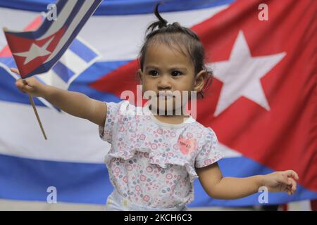 Une fille appartenant au mouvement mexicain de solidarité avec Cuba et les Cubains résidant au Mexique, Démontrés à l'extérieur de l'ambassade de Cuba à Mexico dans le rejet de la campagne menée par les réseaux sociaux de Miami par des groupes d'opposition qui cherchent à appeler à une subversion interne sur l'île et à demander une intervention humanitaire présumée à Cuba en raison de l'augmentation des cas de COVID-19. (Photo de Gerardo Vieyra/NurPhoto) Banque D'Images