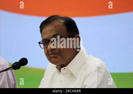 L'ancien ministre des Finances et dirigeant du Congrès P. Chidambaram s'adresse à une conférence de presse visant Modi gott sur une inflation élevée dans le contexte de la pandémie Covid-19 qui fait rage dans tout le pays, à New Delhi, en Inde, sur 13 juillet 2021. (Photo de Mayank Makhija/NurPhoto) Banque D'Images